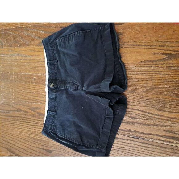 Size 6 Old Navy Black Favorite Khakis Perfect 3.5" Shorts with Pockets - Picture 1 of 2